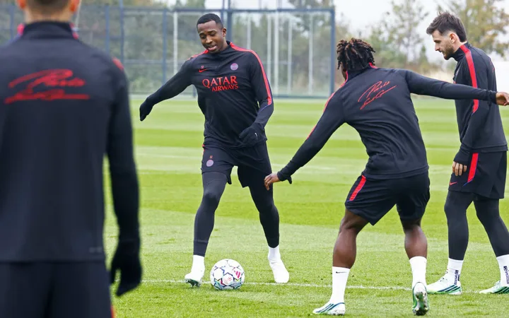 Jugadores del Paris Saint-Germain se preparan durante un entrenamiento.
