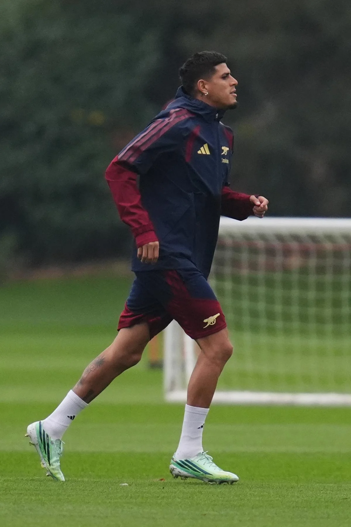Un futbolista del Arsenal corre durante un entrenamiento.