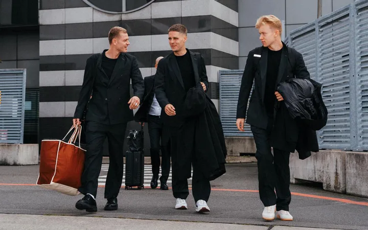 Jugadores del Borussia Dortmund durante el desplazamiento del equipo.
