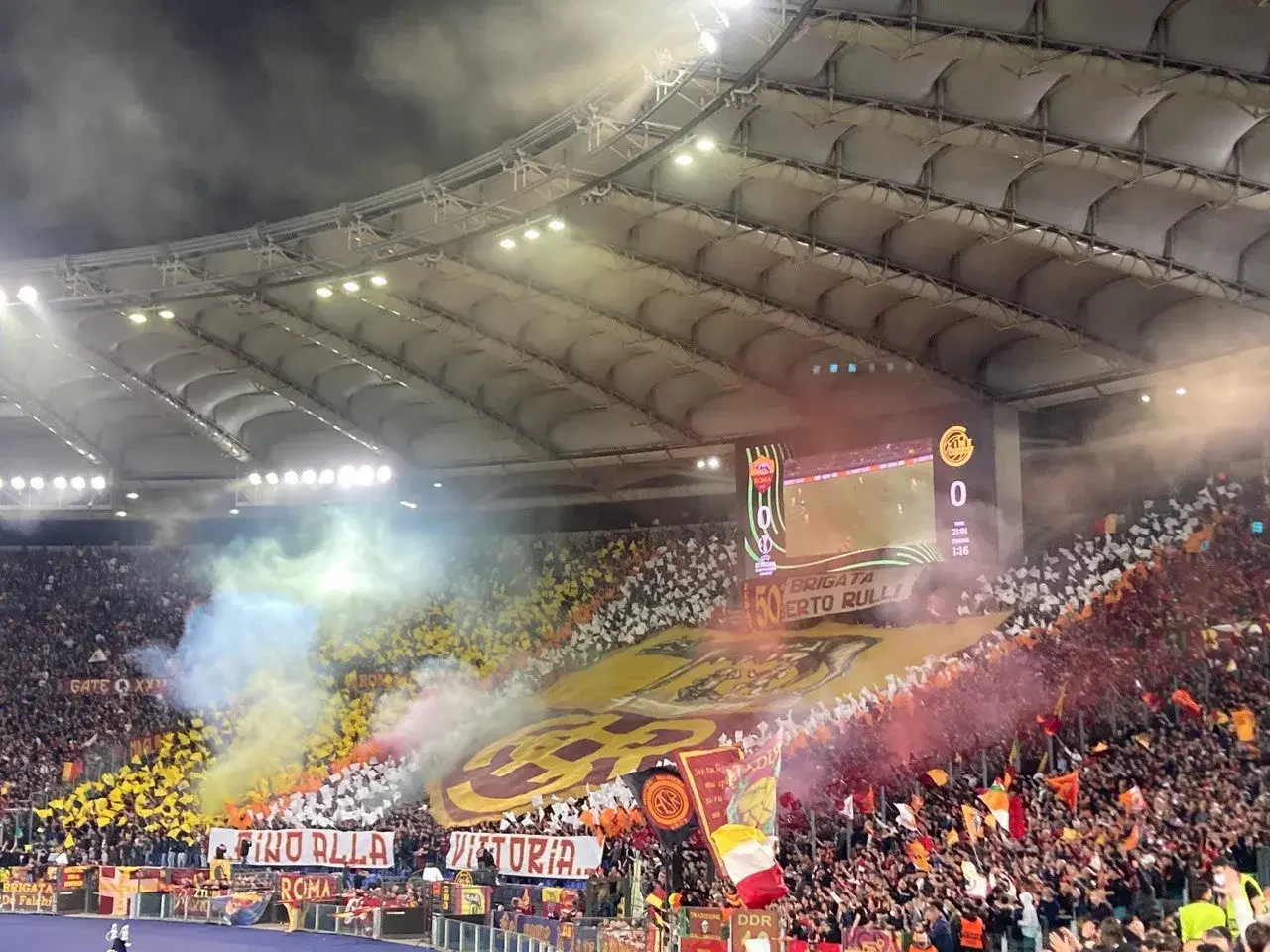 Aficionados de la Roma en las gradas del estadio Olímpico. Fotografía de archivo.