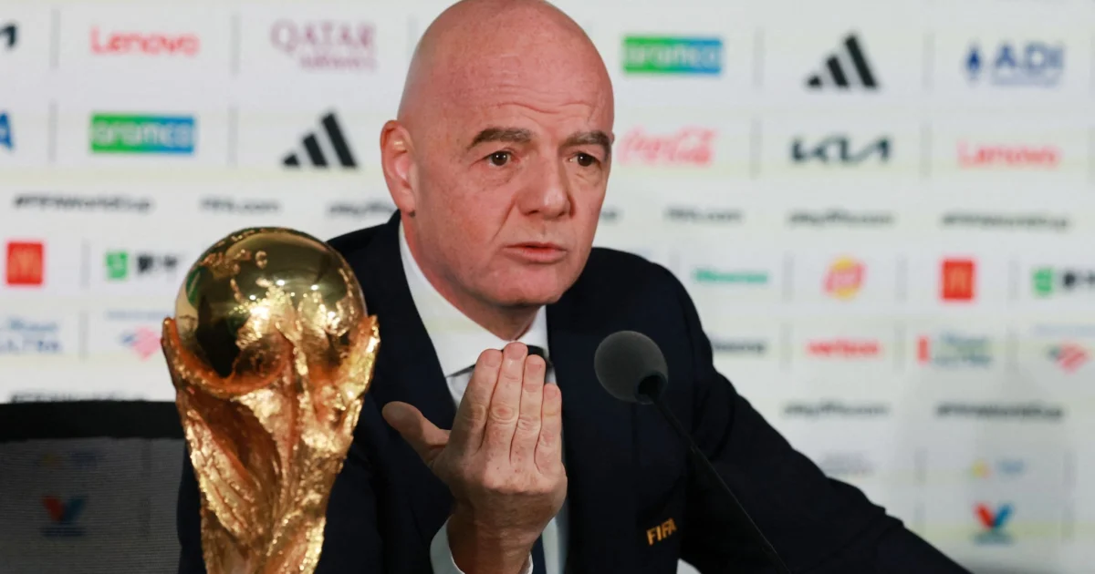 Gianni Infantino junto al trofeo de la Copa del Mundo. Imagen de archivo.