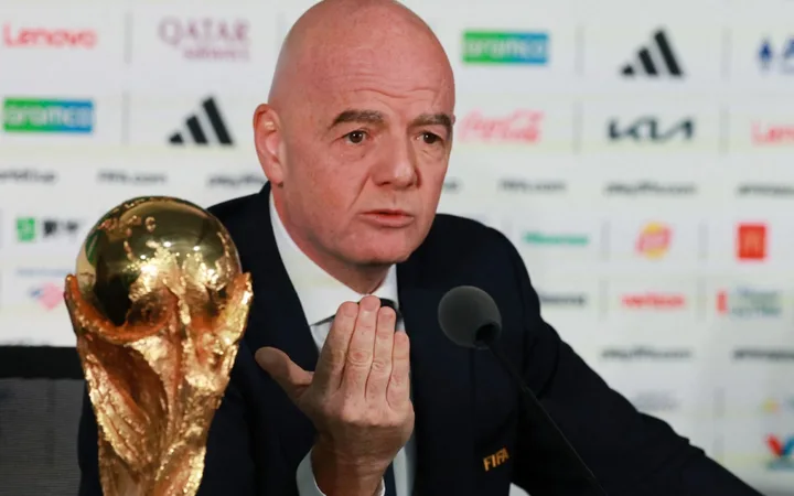 Gianni Infantino junto al trofeo de la Copa del Mundo. Imagen de archivo.