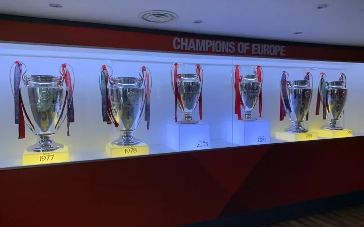 Trofeos europeos del Liverpool en una vitrina; fotografía de archivo.