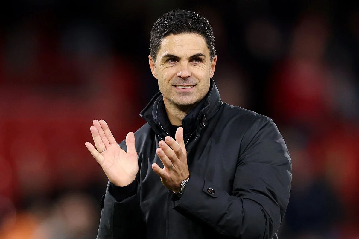 Mikel Arteta aplaude durante un partido del Arsenal. Imagen de archivo.