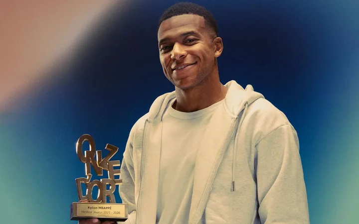 Kylian Mbappé posa con el trofeo Onze de Oro.