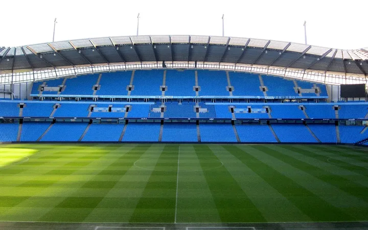 Gradas y cancha del estadio del Manchester City. Fotografía de archivo.