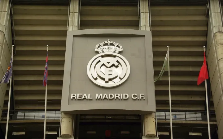 Escudo del Real Madrid en la fachada del estadio; fotografía de archivo.