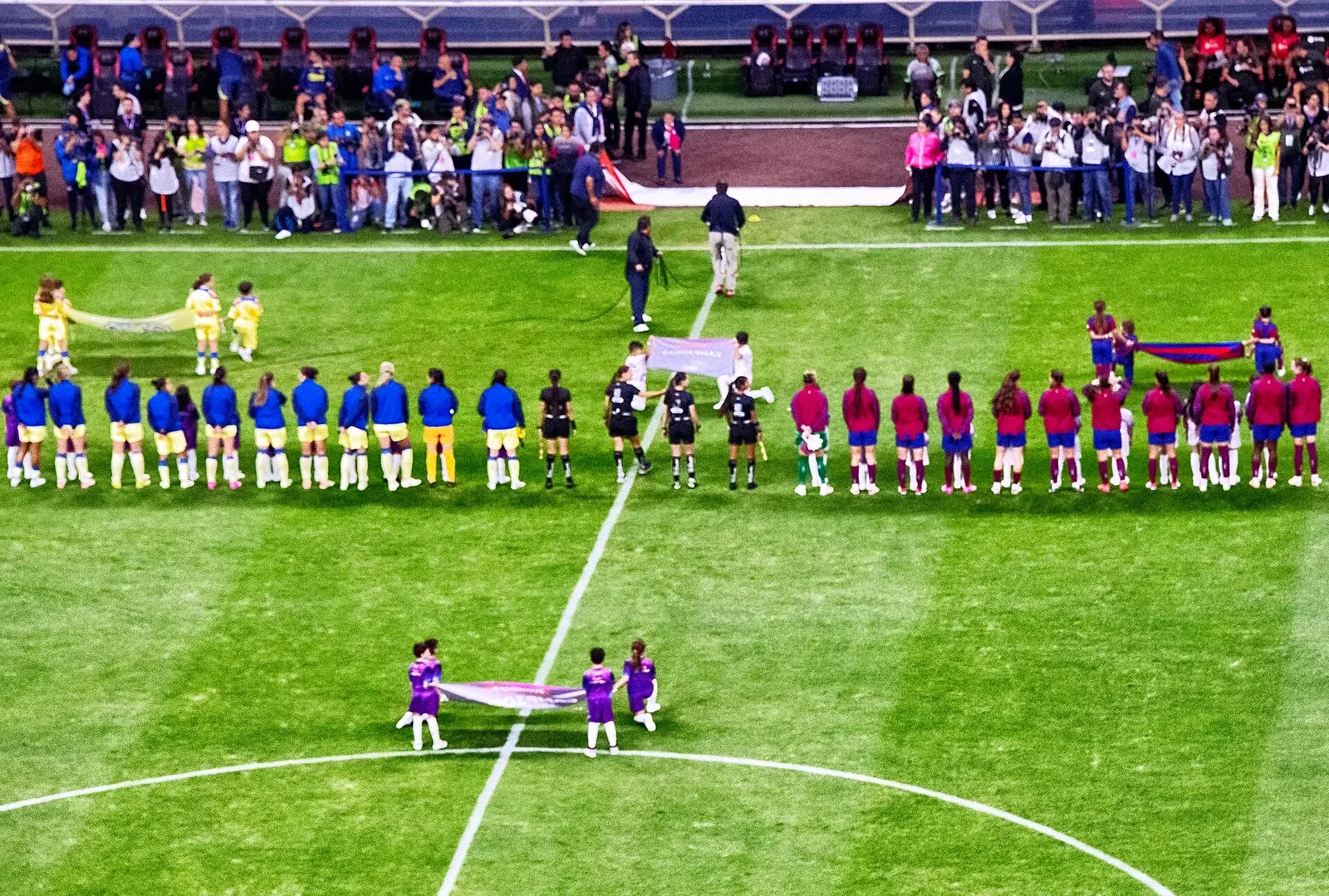 Barcelona y América femenil antes de un partido en 2023. Fotografía de archivo.