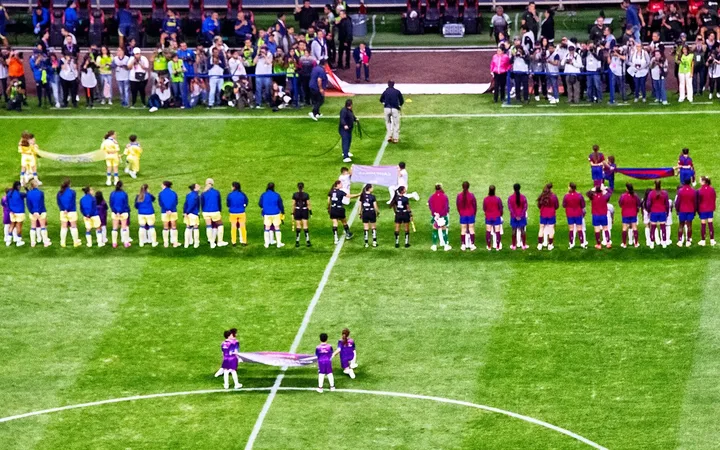 Barcelona y América femenil antes de un partido en 2023. Fotografía de archivo.