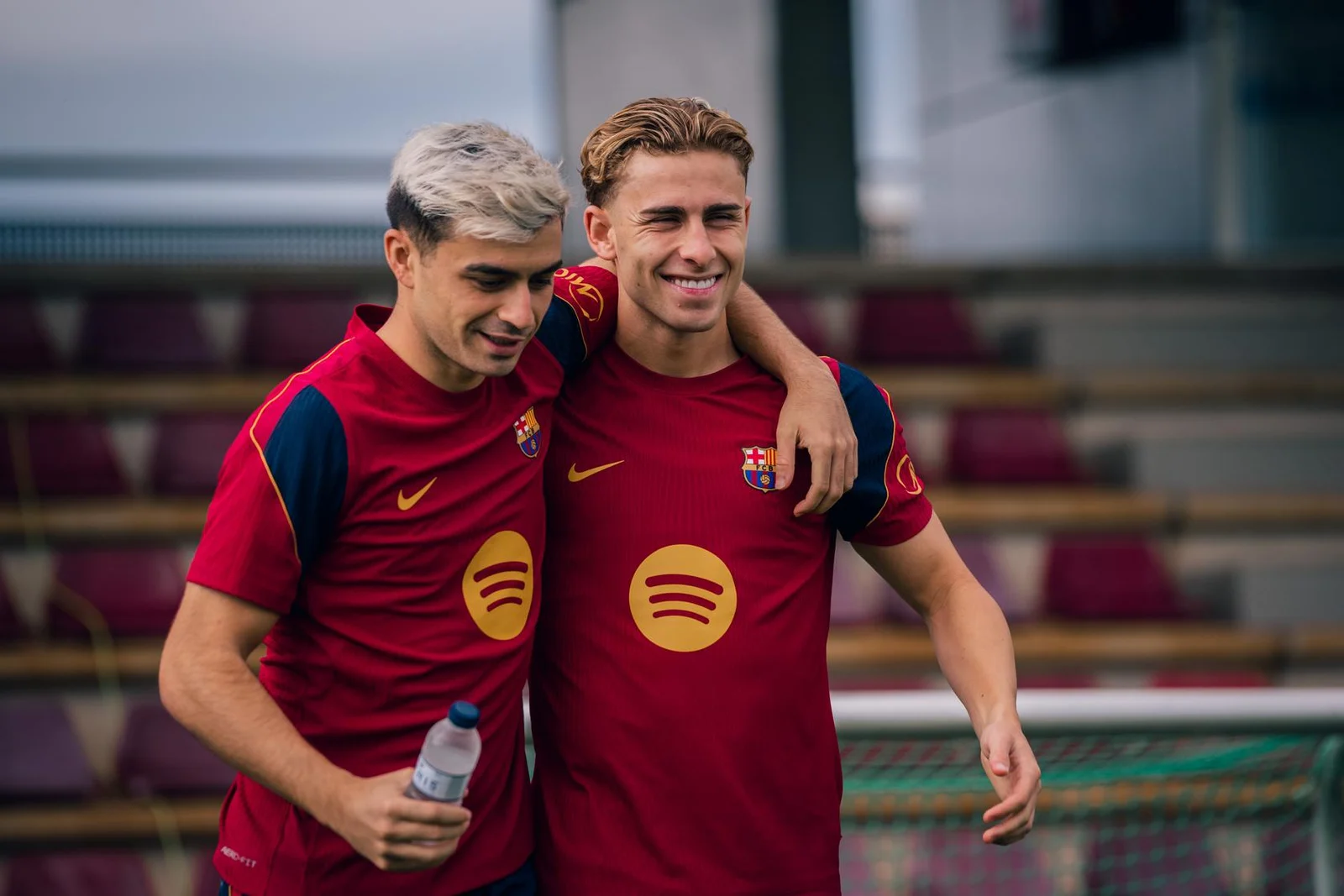 Futbolistas del FC Barcelona durante un entrenamiento previo al viaje a París.