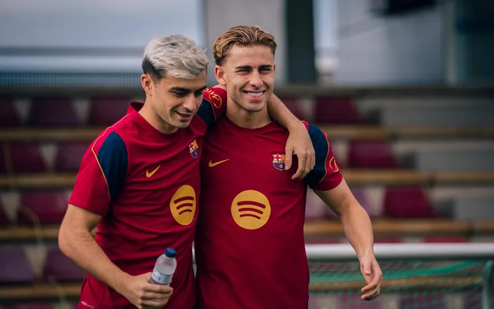 Futbolistas del FC Barcelona durante un entrenamiento previo al viaje a París.
