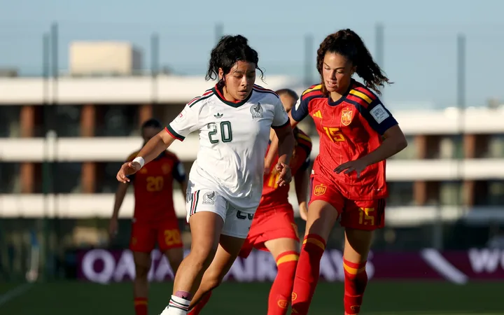 Futbolistas de México y España disputan el balón en el Mundial Femenil Sub-17.