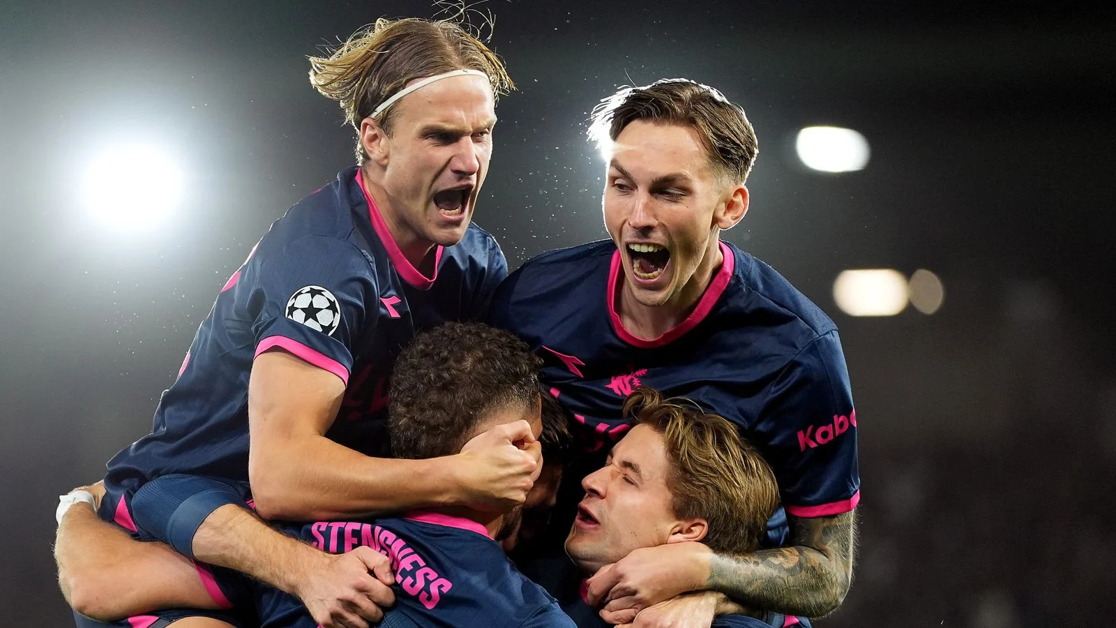 Jugadores del Viking celebran durante un partido europeo.