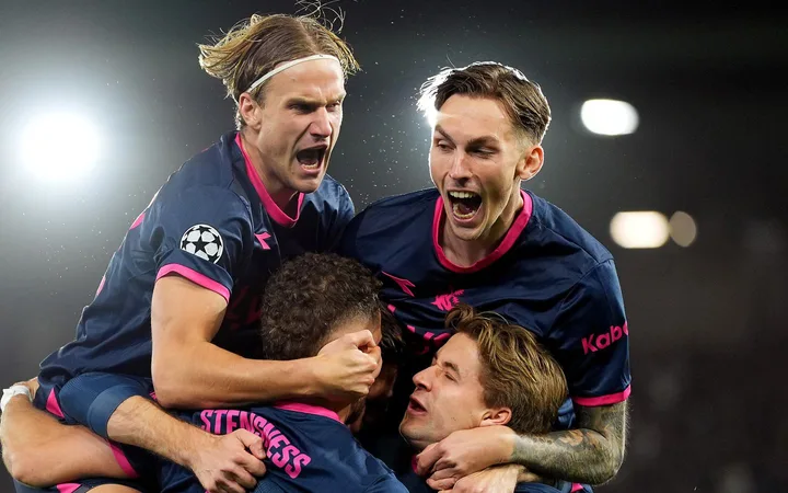 Jugadores del Viking celebran durante un partido europeo.