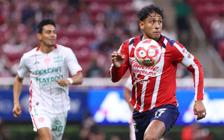 Futbolistas de Chivas y Necaxa disputan un balón. Imagen de archivo.