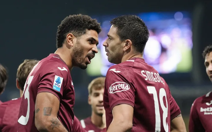 Giovanni Simeone celebra con un compañero del Torino.