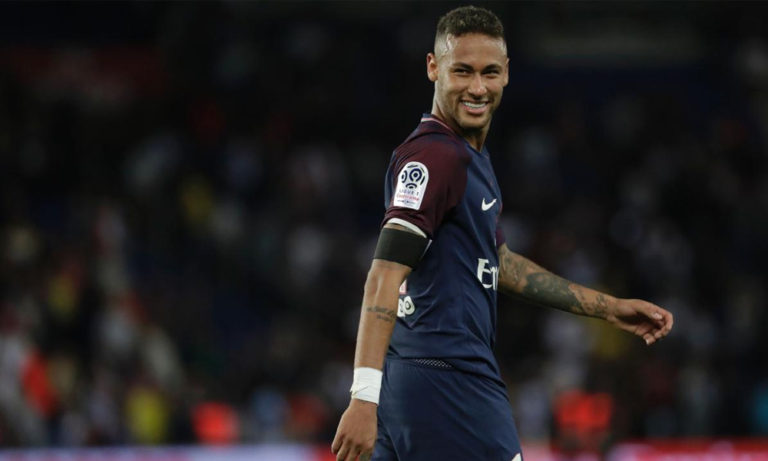 La novia de Neymar habla de más y “coloca” al brasileño fuera del PSG