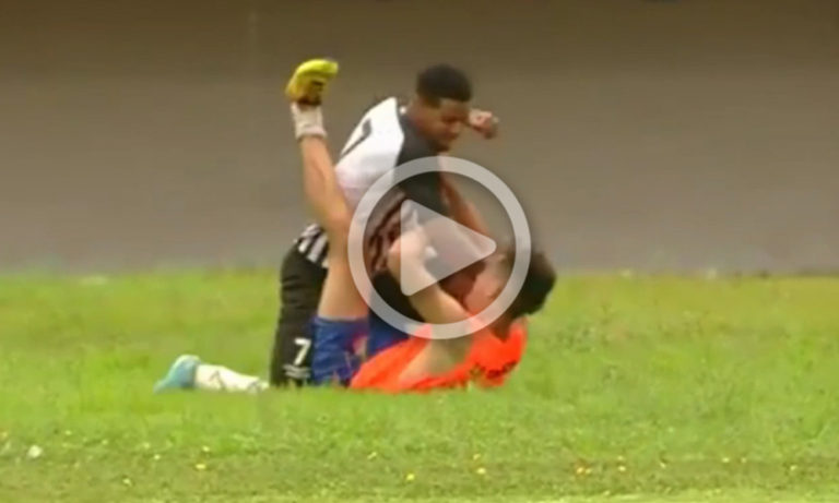 Vídeo: Fuera de control, joven es golpeado brutalmente por un futbolista.