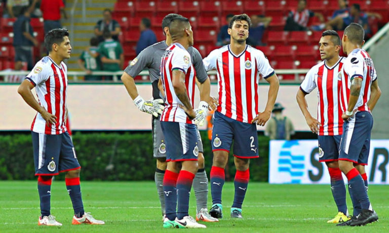 ¡Estallan en Chivas! Jugadores explotan contra directiva, les deben millones.