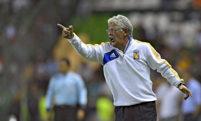 Ricardo Ferretti se enfrenta con dos figuras de los Tigres y los expulsa del…
