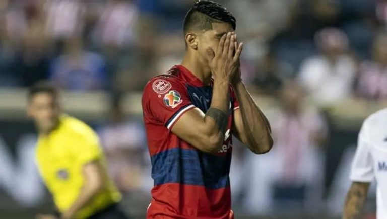 Alan Pulido responde a las críticas por la forma en como cobra los penales