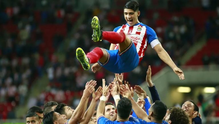 Ricardo Peláez define el futuro de Alan Pulido en Chivas