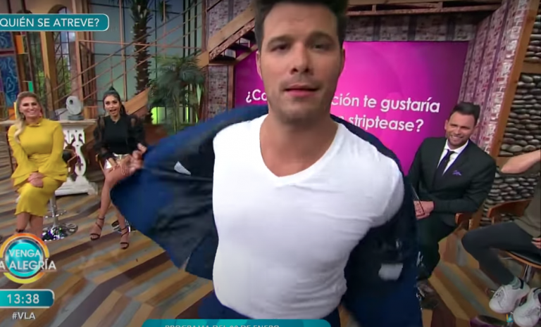 VIDEO: A Brandon Peniche se le rompe el pantalón y enseña de más en Venga la Alegría