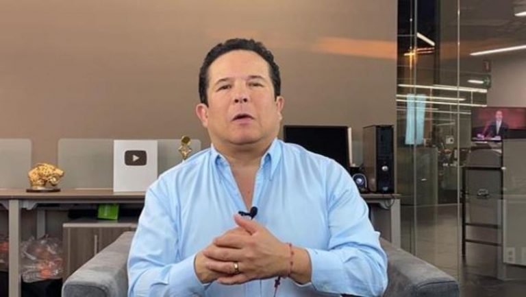 Filtran fotografías de Gustavo Adolfo Infante vestido de mujer y él rompe el silencio