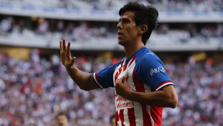 Tras rumores, José Juan Macías confirma su futuro con Chivas