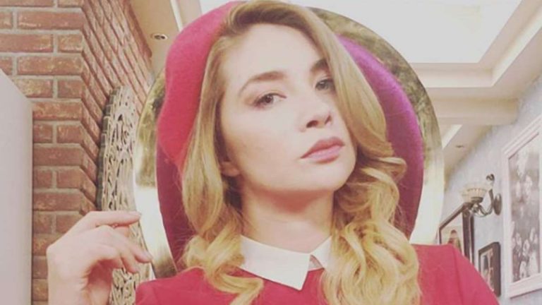 Daniela Luján reaparece luciendo impactante figura y el cabello completamente verde
