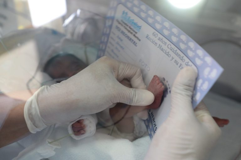 Bebé prematuro que venció al COVID-19 ya se reunió con su mamá