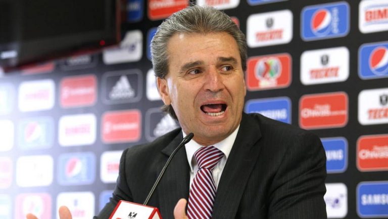 Néstor de la Torre revienta a Ricardo Peláez y crítica duramente a Chivas
