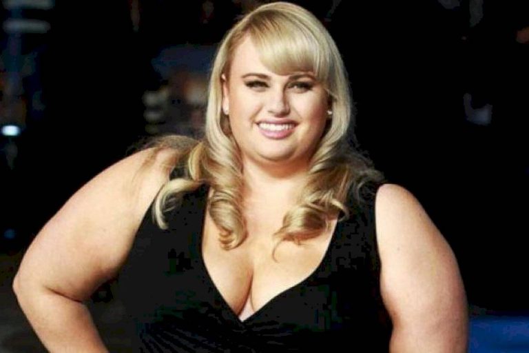 Tras drástica pérdida de peso, Rebel Wilson confiesa que le pagaban por mantenerse “grande”