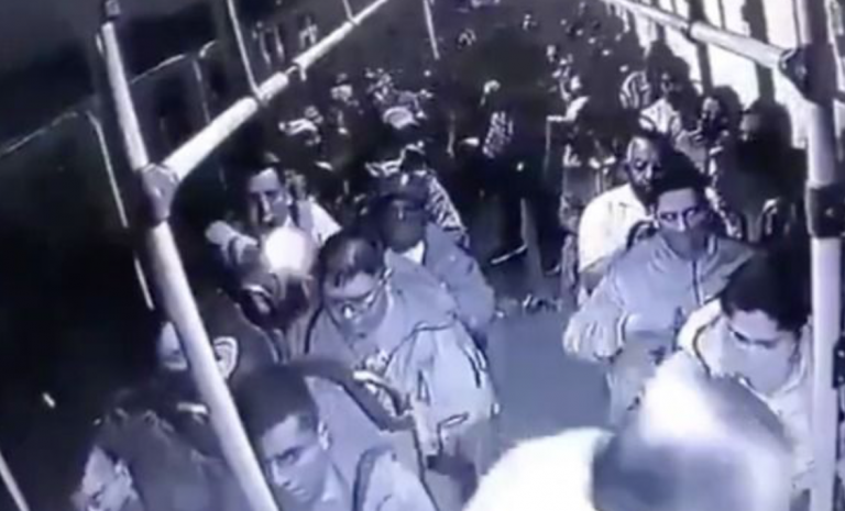 VIDEO: Pasajero enfrenta a asaltantes en un camión y desata balacera