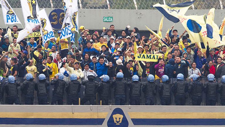Afición del América protesta en C.U colgando mantas alrededor del estadio