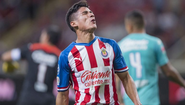 Afición de Chivas estalla en contra de Uriel Antuna tras foto compartida por el Rebaño