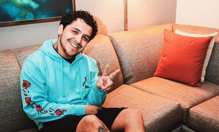Christian Nodal cambia radicalmente de look y se rapa por completo el cabello
