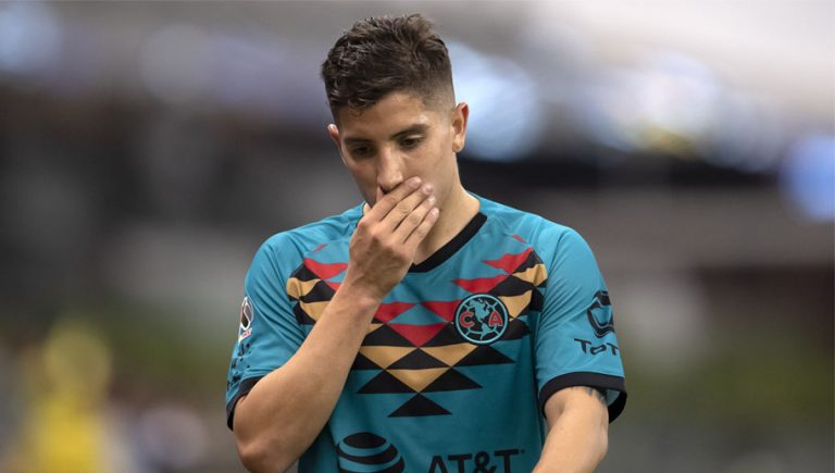 Santiago Cáseres con pie y medio fuera de las Águilas del América