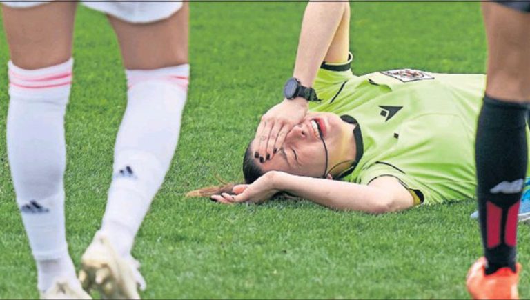 Video: fuerte balonazo obliga a árbitra a ser sustituida en partido del Real Madrid femenil.