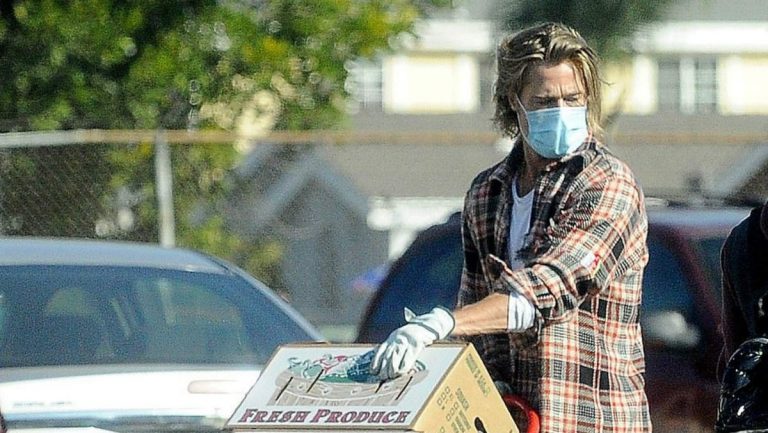 En medio de la pandemia, Brad Pitt entrega comida gente necesitada