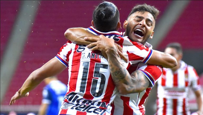 Vídeo: Chivas le da la vuelta al marcador en 15 minutos para ganarle a Rayados