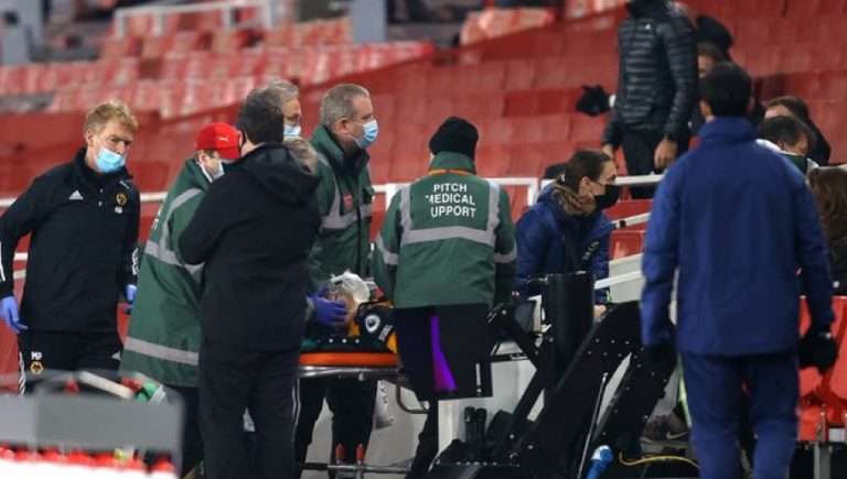 Vídeo: Raúl Jiménez sufre fuerte golpe y sale con oxígeno de la cancha