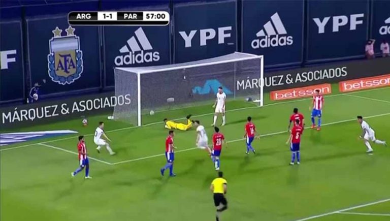 Videos: VAR quita golazo a Messi por una falta treinta segundos antes.