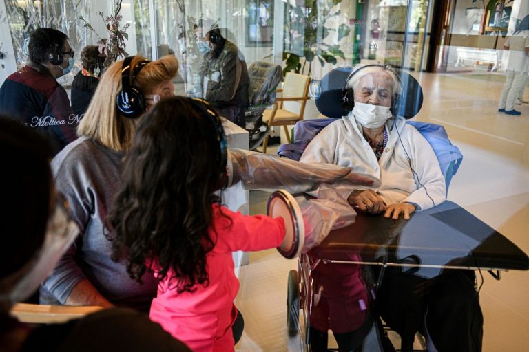 Este asilo creó una ‘sala de abrazos’, para que los abuelitos saluden a su familia sin riesgos