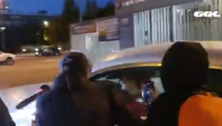 Video: aficionados al Barcelona ‘cazan’ a Griezmann saliendo del club y le dicen de todo