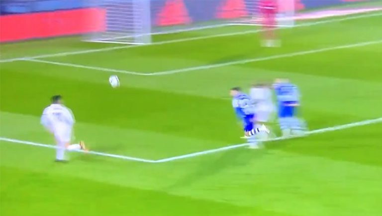 Video: jugador del Alavés propina impresionante jalón de pelos a Marcelo y el árbitro no marca penal