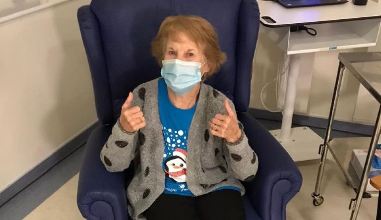 Mujer de 90 años es la primera en recibir la vacuna de Pfizer