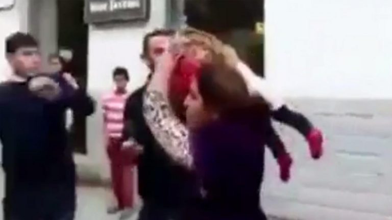 Video: Mujer toma a su hijo por el cuello y lo usa como ‘arma’ para golpear a un hombre