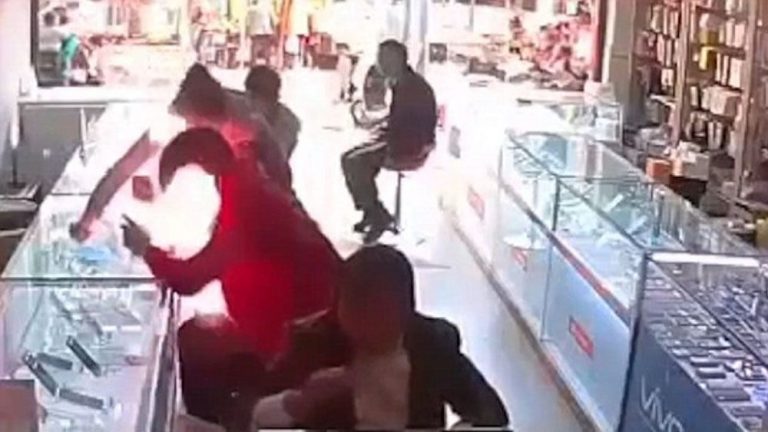 VIDEO: Hombre acude a cambiar la batería de su celular y le explota en la cara