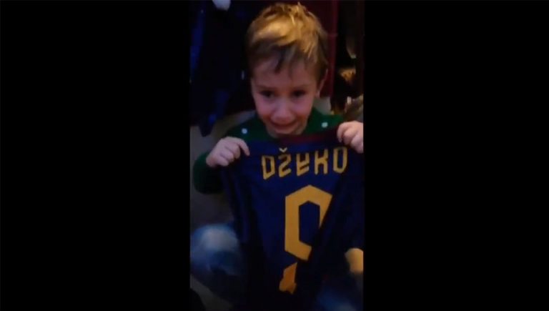 Video: Emocionante reacción de un niño al recibir la camisa de Edin Dzeko en Navidad